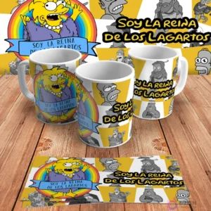 Diseño para taza de sublimación con Agnes Skinner de Los Simpsons y la frase 'Soy la Reina de los Lagartos', en mockups de tazas y diseño plano sobre madera.