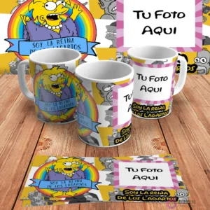 Plantilla personalizable para taza de sublimación de Los Simpsons, con espacio para añadir 'Tu Foto Aquí' junto al diseño de Agnes Skinner y 'Soy la Reina de los Lagartos', en mockups.