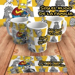 Diseño para taza de sublimación con Bart Simpson como Hugo (su hermano gemelo) y la frase 'Soy el Hugo de la familia', presentado en mockups de tazas y diseño plano sobre madera.