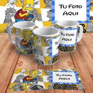 Plantilla personalizable para taza de sublimación de Los Simpsons, con espacio para añadir 'Tu Foto Aquí' junto al diseño de Bart como Hugo y 'Soy el Hugo de la familia', en mockups.