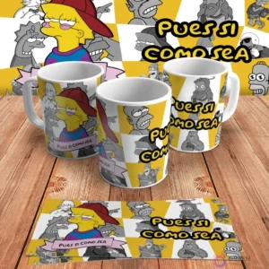 Diseño para taza de sublimación con Lisa Simpson estilo rapera, con gorra y gafas, y la frase 'Pues sí, como sea', en mockups de tazas y diseño plano sobre madera.
