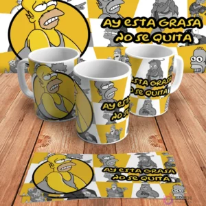 Diseño para taza de sublimación con Homer Simpson y la frase 'Ay esta grasa no se quita', presentado en tres mockups de tazas y un diseño plano sobre madera.