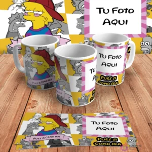 Plantilla personalizable para taza de sublimación de Los Simpsons, con espacio para añadir 'Tu Foto Aquí' junto al diseño de Lisa rapera y 'Pues sí, como sea', en mockups.