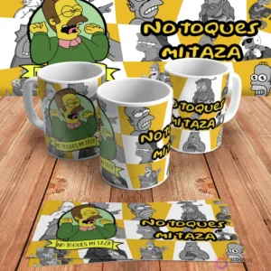 Diseño para taza de sublimación con Ned Flanders de Los Simpsons gritando 'No toques mi taza', en mockups de tazas y diseño plano sobre madera.