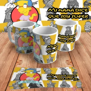 Diseño para taza de sublimación con Milhouse Van Houten de Los Simpsons y la frase 'Mi mamá dice que soy súper', en mockups de tazas y diseño plano sobre madera.