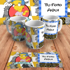 Plantilla personalizable para taza de sublimación de Los Simpsons, con espacio para añadir 'Tu Foto Aquí' junto al diseño de Milhouse y 'Mi mamá dice que soy súper', en mockups.