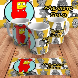 Diseño para taza de sublimación con Maggie Simpson disfrazada de Homer y la frase 'Me visto solo', en mockups de tazas y diseño plano sobre madera.