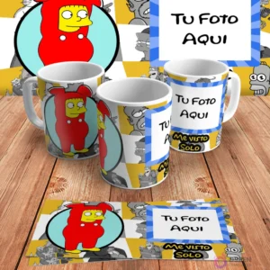 Plantilla personalizable para taza de sublimación de Los Simpsons, con espacio para añadir 'Tu Foto Aquí' junto al diseño de Maggie disfrazada de Homer y 'Me visto solo', en mockups.
