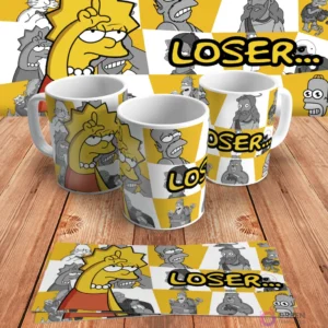 Diseño para taza de sublimación con Lisa Simpson haciendo el gesto de 'L' en la frente y la palabra 'LOSER...', en mockups de tazas y diseño plano sobre madera.