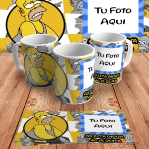 Plantilla personalizable para taza de sublimación de Los Simpsons, con espacio para añadir 'Tu Foto Aquí' junto al diseño de Homer Simpson y la frase 'Ay esta grasa no se quita', en mockups.