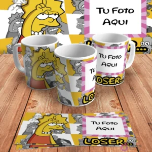 Plantilla personalizable para taza de sublimación de Los Simpsons, con espacio para añadir 'Tu Foto Aquí' junto al diseño de Lisa y la palabra 'LOSER...', en mockups.