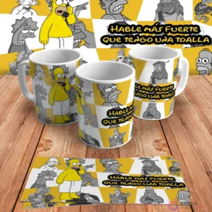 Diseño para taza de sublimación con Homer Simpson envuelto en una toalla y la frase 'Hable más fuerte que tengo una toalla', en mockups de tazas y diseño plano sobre madera.