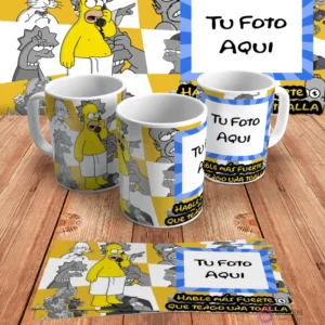 Plantilla personalizable para taza de sublimación de Los Simpsons, con espacio para añadir 'Tu Foto Aquí' junto al diseño de Homer con toalla y 'Hable más fuerte', en mockups.