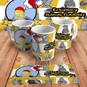 Diseño para taza de sublimación con Homer Simpson soñando con Ned Flanders, con la frase 'Estúpido y sensual Flanders', en mockups de tazas y diseño plano sobre madera.