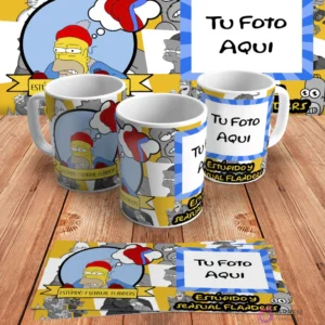 Plantilla personalizable para taza de sublimación de Los Simpsons, con espacio para añadir 'Tu Foto Aquí' junto al diseño de 'Estúpido y sensual Flanders' de Homer, en mockups.