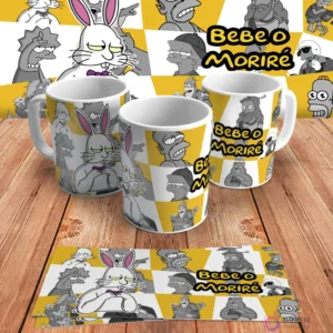 Diseño para taza de sublimación con Bart Simpson caricaturizado como un conejo y la frase 'Bebo o Moriré', en mockups de tazas y diseño plano sobre madera.
