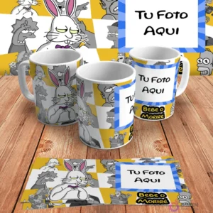 Plantilla personalizable para taza de sublimación de Los Simpsons, con espacio para añadir 'Tu Foto Aquí' junto al diseño de Bart conejo y 'Bebo o Moriré', en mockups.