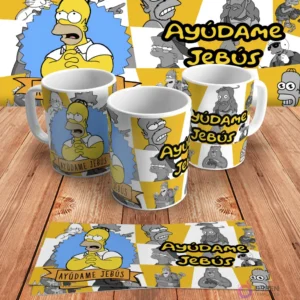 Diseño para taza de sublimación con Homer Simpson imitando al Jesús estilo Los Simpsons y la frase 'Ayúdame Jebús', presentado en tres mockups de tazas y un diseño plano sobre madera.
