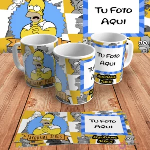 Plantilla personalizable para taza de sublimación de Los Simpsons, con espacio para añadir 'Tu Foto Aquí' junto al diseño de Homer imitando a Jebús, en mockups.