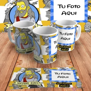 Plantilla personalizable para taza de sublimación de Los Simpsons, con espacio para añadir 'Tu Foto Aquí' junto al diseño del personaje de Jesús estilo Los Simpsons y la frase 'Ayúdame Jebús', en mockups.