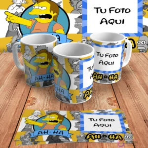 Plantilla personalizable para taza de sublimación de Los Simpsons, con espacio para añadir 'Tu Foto Aquí' junto al diseño de Nelson Muntz y 'Ah-Ha', en mockups.