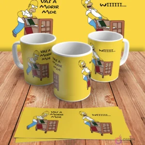 Diseño para taza de sublimación con Homer Simpson empujando una librería y la frase 'Vas a morir Moe', presentado en tres mockups de tazas y un diseño plano sobre madera.