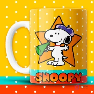 Taza sublimada amarilla con puntos blancos, Snoopy artista con boina y megáfono frente a una estrella naranja.