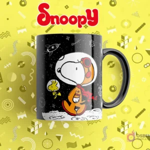 Taza sublimada negra con Snoopy astronauta y Woodstock en la luna, rodeados de estrellas y cohetes.