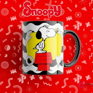 Taza sublimada negra con Snoopy parado sobre su caseta roja, interactuando con un pajarito amarillo.