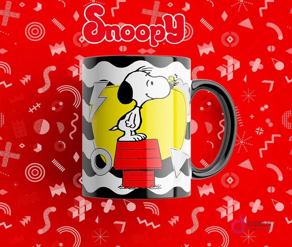 Taza sublimada negra con Snoopy parado sobre su caseta roja, interactuando con un pajarito amarillo. Taza sublimada negra con Snoopy parado sobre su caseta roja, interactuando con un pajarito amarillo.
