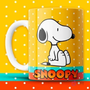 Taza sublimada amarilla con puntos blancos y Snoopy sentado sonriente, acompañada del logo "SNOOPY".