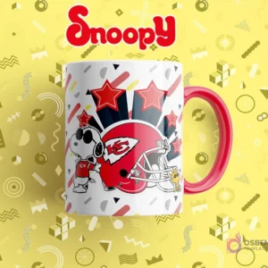 Taza sublimada blanca con Snoopy vestido de jugador de fútbol americano y un casco de los Kansas City Chiefs.