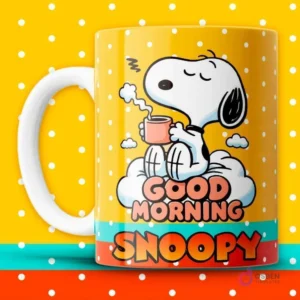 Taza sublimada amarilla con puntos blancos, Snoopy en una nube con café y la frase