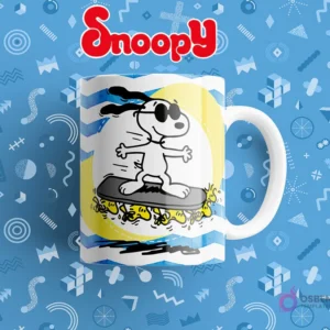 Taza sublimada blanca con Snoopy patinador con gafas de sol sobre una tabla, diseño dinámico con fondo azul ondulado.