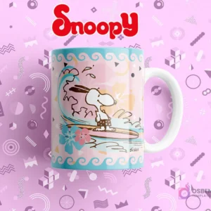 Taza sublimada rosa claro con Snoopy surfista en tabla de surf, rodeado de olas y flores tropicales.