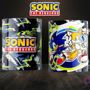 Dos tazas de sublimación con asas negras. Una taza muestra el logo de Sonic sobre un fondo oscuro y amarillo, la otra presenta a Sonic y Tails en una pose amigable con un fondo azul.