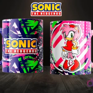 Dos tazas de sublimación con asas de colores, una azul oscuro y otra rosa claro. La taza azul oscuro tiene el logo de Sonic sobre un fondo azul y verde, la taza rosa claro muestra a Amy Rose con un fondo geométrico rosa.