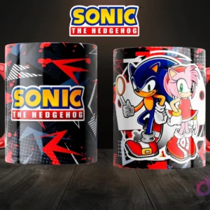Dos tazas de sublimación con asa roja. Una taza presenta el logo de Sonic sobre un fondo negro y rojo, la otra muestra a Sonic y Amy Rose con un fondo explosivo.