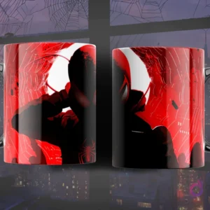 Taza con diseño estilizado de silueta de Spider-Man Miles Morales sobre un vibrante fondo rojo con patrón de telaraña.