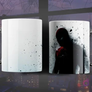 Taza de sublimación con diseño minimalista de Spider-Man Miles Morales emergiendo de efectos de partículas oscuras sobre un fondo blanco y gris.