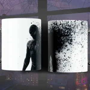 Taza de sublimación con diseño de Spider-Man en traje clásico negro y blanco, disolviéndose en partículas de tinta sobre un fondo claro.