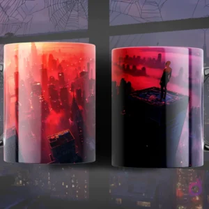 Taza con diseño panorámico de Spider-Man en un tejado, contemplando una ciudad futurista iluminada con intensos tonos rojos y morados al atardecer.