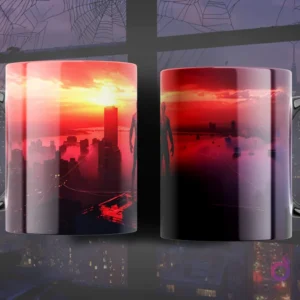 Taza con diseño de Spider-Man silueteado contra un dramático atardecer rojo en la ciudad, con rascacielos y reflejos.