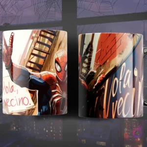 Taza de sublimación con diseño de Spider-Man saludando con la frase 'Hola, vecino' en un vibrante estilo cómic urbano, con edificios de fondo.