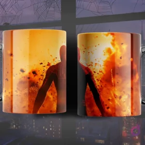Taza con diseño de Spider-Man alejándose de una gran explosión anaranjada y brillante, con destellos de luz y humo.