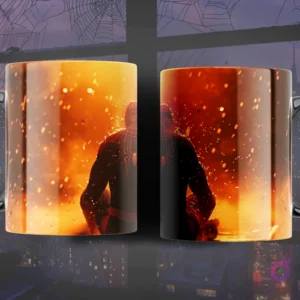 Taza de sublimación con diseño de Spider-Man agachado en medio de intensas partículas brillantes de color naranja y humo.