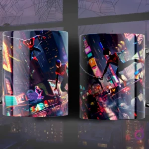 Taza con diseños de múltiples Spider-Men (Miles Morales y variantes) lanzando telarañas y saltando a través de una ciudad nocturna con luces de neón.