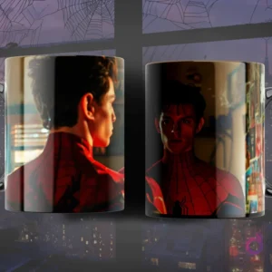 Taza con diseño de Peter Parker (Tom Holland) de Spider-Man, con el traje pero sin máscara, mirando hacia atrás y luego de frente.