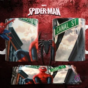 Mockup de taza sublimada con diseño de Spiderman clásico en la ciudad de Nueva York, con señales de calle.