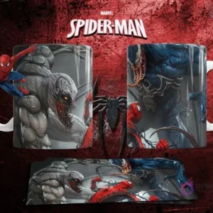Mockup de taza sublimada con escena de batalla épica entre Spiderman, Venom y un simbionte tipo Carnage.
